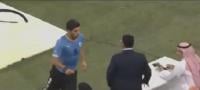 سواريز يترك مباراة السعودية ليدخل الحمام!
