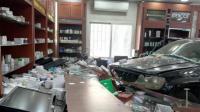 امرأة غاضبة لم تعثر على الدواء في الصيدلية فاقتحمتها بسيارتها(فيديو)