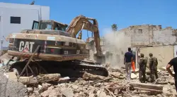 بالجرافات والآليات الثقيلة.. السلطات تواصل هدم "دوار العساكرية" بعين برجة بالدار البيضاء