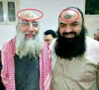 موجة سخط تلاحق صحفي سابق بالقناة الأولى بسبب مهاجمته لأصحاب " دينار " الصلاة ( الصورة )