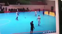 لحظة وفاة لاعب كرة يد أردني داخل الملعب(فيديو)