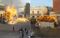 سائق يسير بشاحنة تلتهمها النيران معرضا الجميع للخطر