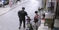 محاولة فاشلة لرجل يحاول خطف طفل يلعب في الشارع (فيديو)