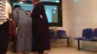 سيدة تترجى ممرض لتقديم العلاج لمصاب بطعنات سكين‏