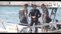 مغربي حرڭ لإسبانيا بلوحة ركوب الأمواج