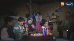 عائلة في الجزائر، تعيش في غرفة واحدة إلى جانب الحمير