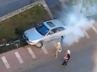 شيفور معصّب يدمر سيارته العالقة