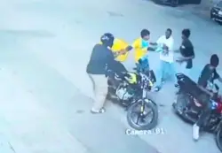 لحظة الاعتداء على سائق توصيل وسرقة دراجته بالسعودية