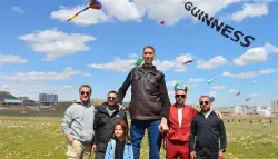 أطول رجل في العالم يشارك في مهرجان الطائرات الورقية بتركيا