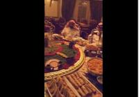عائلة خليجية تفطر في رمضان على طاولة متحركة