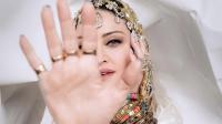 بالصور: مادونا تظهر ب"النقاب" في مطار أمريكي