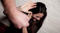 رجل شرطة "يشرمل" شابة داخل ملهى ليلي ويرسلها إلى المستعجلات