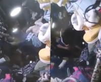 لص يسرق معطفا من محل تجاري بطريقة غريبة