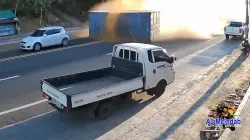 بالفيديو..لحظات مرعبة لانقلاب شاحنة ضخمة وانزلاق حاويتها نحو السيارات