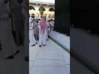 إزالة "قطرات البنزين" من كسوة الكعبة بعد محاولة الحرق