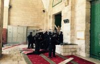 الشرطة الإسرائيلية تقتحم المسجد الأقصى وتشتبك مع فلسطينيين تحصنوا فيه