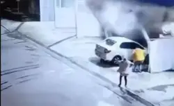 بالفيديو..حادثة انهيار أودت بحياة 3 أشخاص من عائلة واحدة أثناء غسل سيارتهم