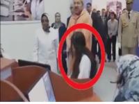شاهد رد فعل فتاة فوجئت بالملك محمد السادس واقفا ورائها