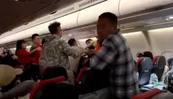 شجار عنيف على متن طائرة بسبب حديث مرتفع يربك الركاب ويستدعي تدخل السلطات