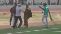 مقابلة كرة القدم بدولة افريقية تتحول الى مصارعة بين سحرة و مشعوذين