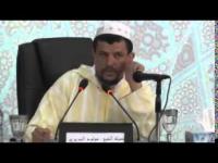 لحظة تلقي شيخ مغربي أثناء إلقائه محاضرة خبر وفاة والده لقطة جد مؤثرة