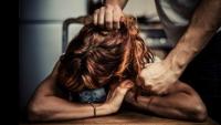 بسبب شكه في خيانتها .. مغربي بايطاليا يعذب زوجته بإذابة البلاستيك على مناطق حساسة من جسدها