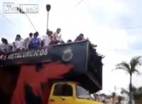 بالفيديو: مقتل شخصين بانقلاب شاحنة مزدحمة بالركاب