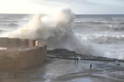 أمواج عاتية ورياح قوية تضرب السواحل المغربية.. البحر يدخل مرحلة "الهيجان الشديد" ابتداءً من الأربعاء