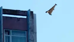 طائرة مسيّرة تقطع عشاءً رومانسياً وتحول لحظة هدوء إلى مشهد حرب