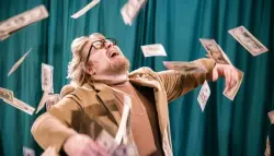 من مليونير يانصيب إلى متسوّل.. عامل بناء يخسر 6.5 مليون يورو بسبب نصائح مالية كارثية