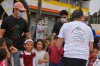 في نشاط خيري: الإخوة "أبو زعيتر" يشرفون على توزيع ملابس ومعدات مدرسية بالرباط (صور)