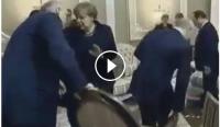 زوج أنجيلا ميركل يسحب الكرسي من تحت بوتين