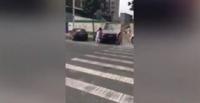 بالفيديو.. امرأة تطعن زوجها الخائن أمام المارة في الشارع