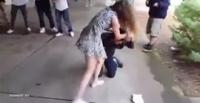 بالفيديو.. فتاة حسناء تلقن شابًا تحرش بها «علقة ساخنة»