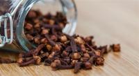 زيت القرنفل.. يعقم الفم ويعالج الروماتيزم وانتفاخ البطن