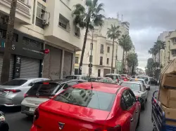 اختناق مروري يشل شوارع الدار البيضاء ويضاعف معاناة المواطنين في رمضان