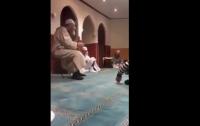 عبد الهادي بلخياط يغني "أنا بوهالي" داخل المسجد