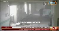 أب يحتضن طفلته بقوة بعد ان فقد الأمل بالنجاة أثناء الهجوم الارهابي على مستشفى وزارة الدفاع اليمنية