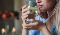 كانت تتناوله يومياً.. مشروب شائع دمّر كبد أم أسترالية شابة!