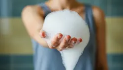 إعلان جل استحمام يثير الجدل في بريطانيا.. اتهامات بالعنصرية وحظر فوري