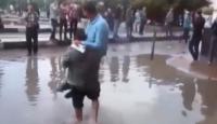 مصري ينقل الناس وسط الفيضانات مقابل جنيه للشخص