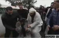 شاهد لحظة الاغماء على البطل مهدي بناني اثر دفن والده بفاس