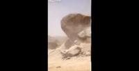 بالفيديو.. صخرة ضخمة كادت أن تدمر منزلا صغيرا في السعودية