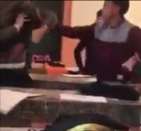 تلميذ يعتدي على أستاذ داخل القسم وصديقه يوثق الواقعة بالفيديو ومديرية التعليم تخرج ببلاغ توضيحي!