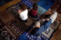 صورة امرأة غير محجبة أمت مصلين مسلمين بفرنسا تثير الجدل وتشعل مواقع التواصل الإجتماعي