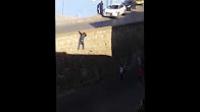 طفل يعلق بسور عالي الارتفاع .. شاهد كيف تم انقاذه