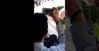 لحظة هروب فتاة من الشرطة بعد اقتحام ملعب في السعودية (فيديو)