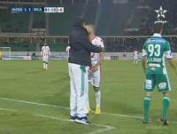 رد فعل لاعب حسنية اكادير في لقطة مساعد مدرب الرجاء