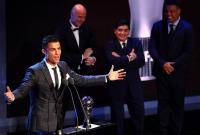 بالفيديو: لحظة فوز كريستيانو رونالدو بجائزة أفضل لاعب فى العالم 2017 و رد فعل ميسي