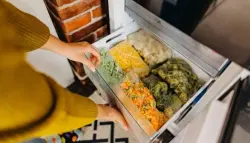 أطعمة لا يُنصح بتجميدها حفاظًا على جودتها وسلامتها